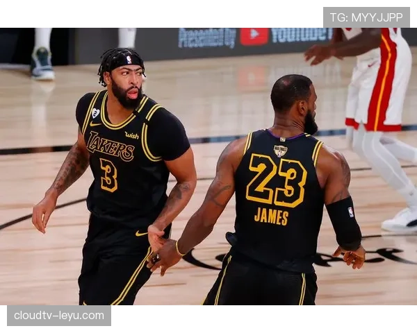 詹姆斯携手湖人队再夺总冠军，传奇篇章续写辉煌